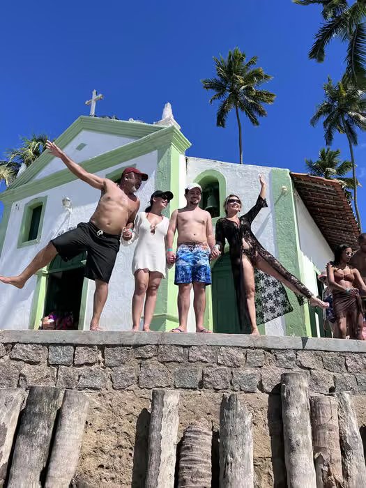 Grupo de amigos na Igreja de São Benedito, em Praia dos Carneiros